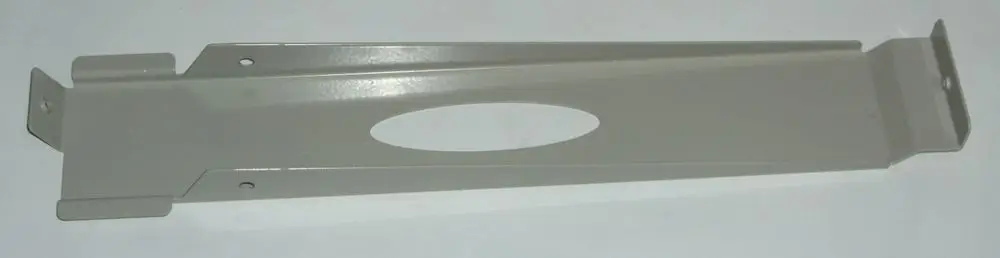 Graue, metallische Stütze mit vorgestanzter Öffnung und Halterungen, als Teil eines Montagesystems für Daikin-Produkte, eventuell zur Abdeckung oder Stütze geeignet.